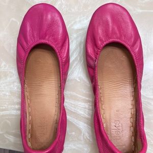 Fuchsia Tieks flats